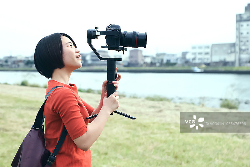 我在河边拍摄视频图片素材