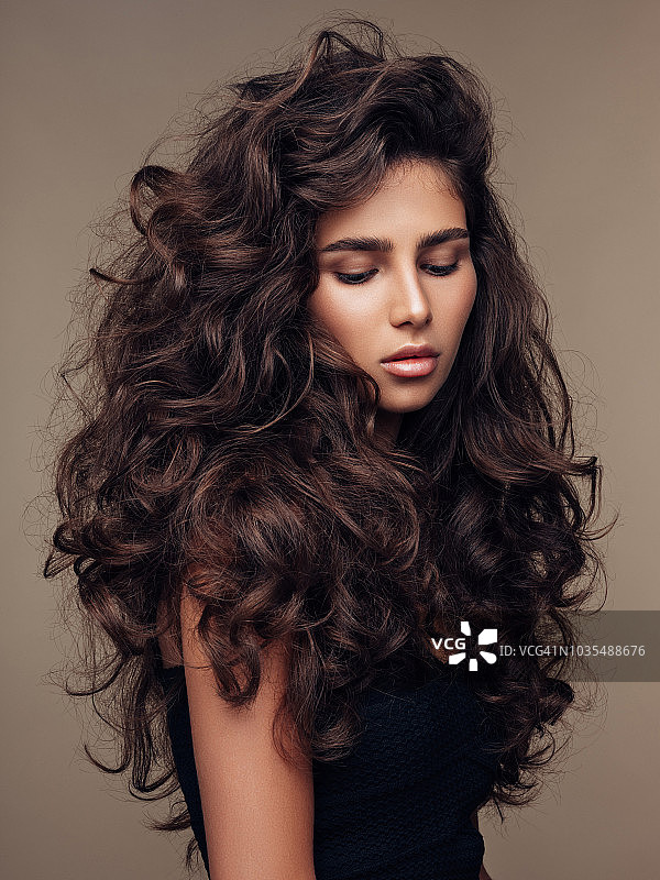 蓬松卷发女孩图片素材