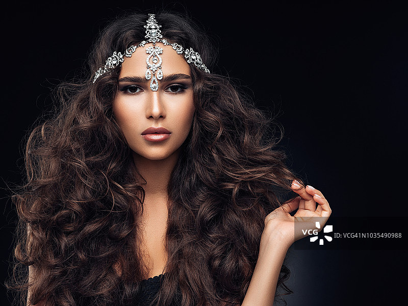 蓬松卷发女孩图片素材