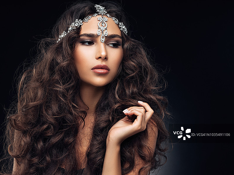 蓬松卷发女孩图片素材