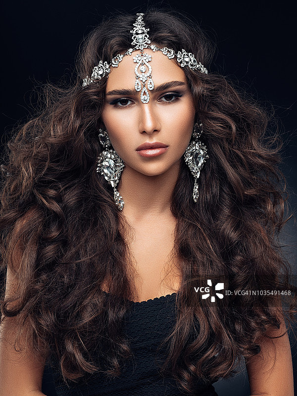 蓬松卷发女孩图片素材