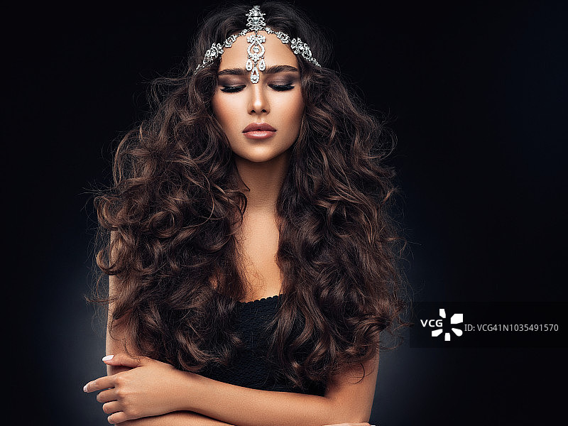 蓬松卷发女孩图片素材