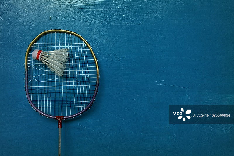 破损的羽毛球拍图片素材