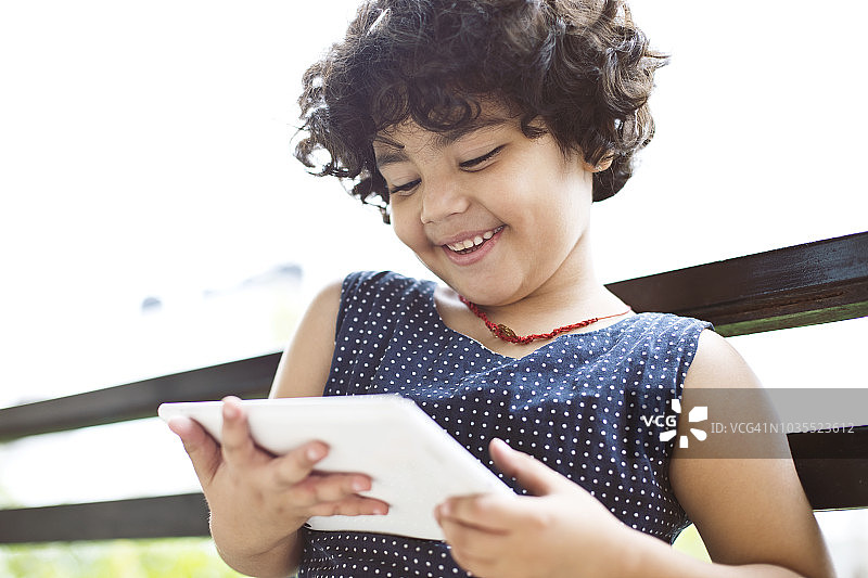 女孩使用平板电脑图片素材