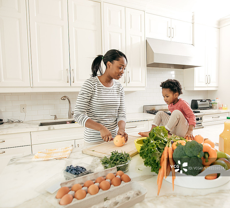 让孩子们快乐地吃水果和蔬菜图片素材