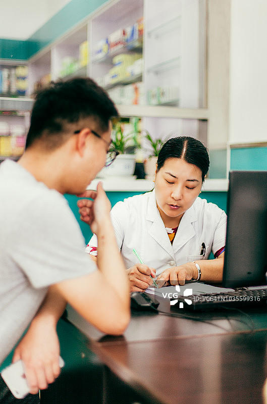 医生在诊所为病人看病图片素材
