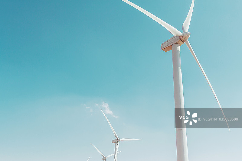 蓝天下的风力涡轮机图片素材