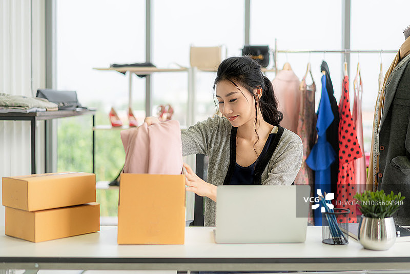 在线销售女性卖家打包商品图片素材