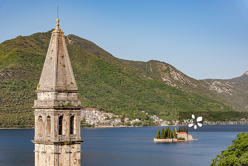 黑山佩拉斯特的圣尼古拉斯教堂钟楼和科托尔湾的圣乔治岛图片素材