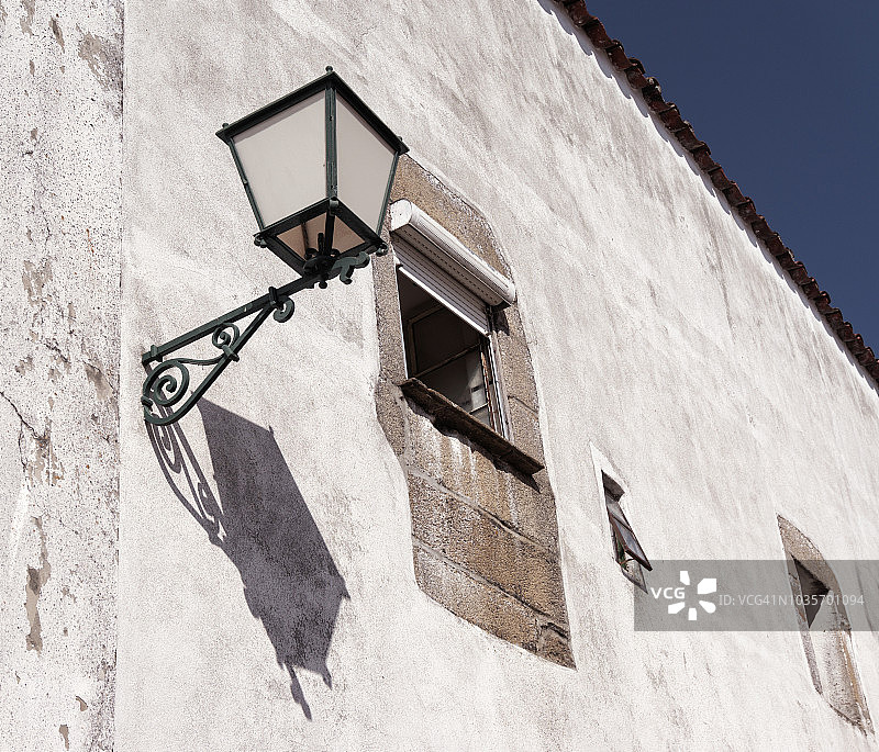 村庄白色外墙上的街灯的低角度视图图片素材