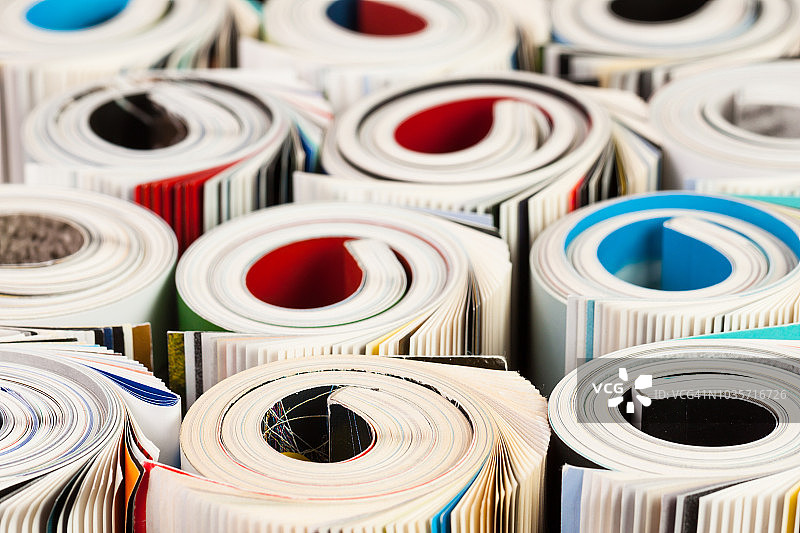 彩色杂志特写卷曲组合图片素材