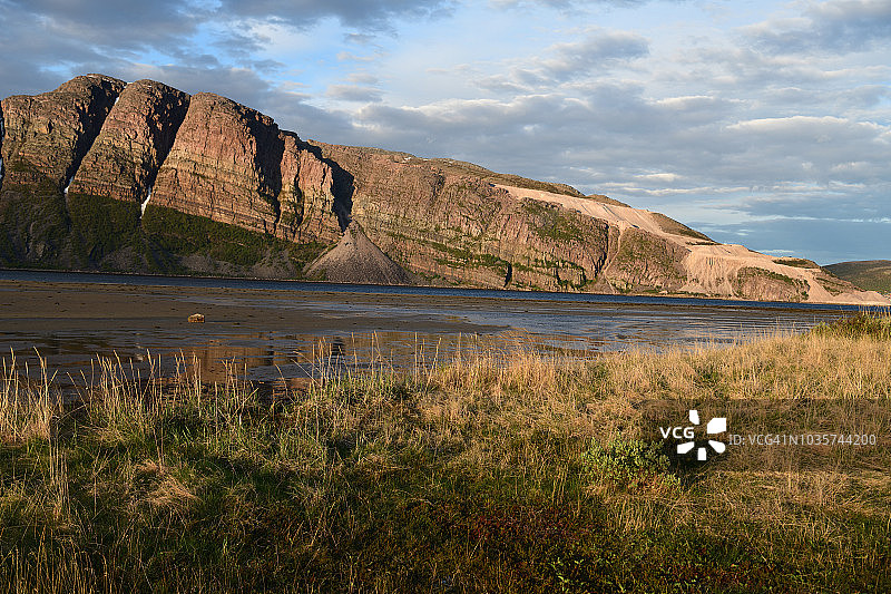 挪威北部奥斯特塔纳河口山景图片素材