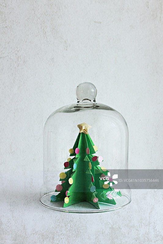 钟罩下的纸质圣诞树图片素材