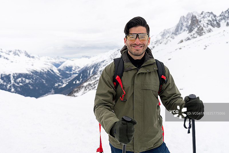 快乐的男人在雪山徒步旅行图片素材