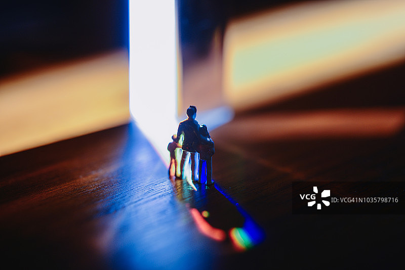 塑料小雕像进入虚拟门图片素材