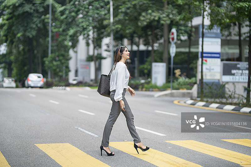 在街上行走的女人图片素材
