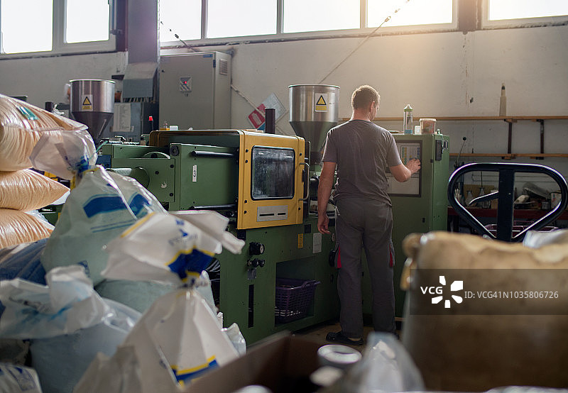 操作员在自动化装配线上手动工作站工作图片素材