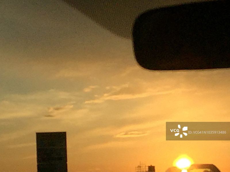 机场魔幻时刻：驶向绚丽的橙黄色日出图片素材