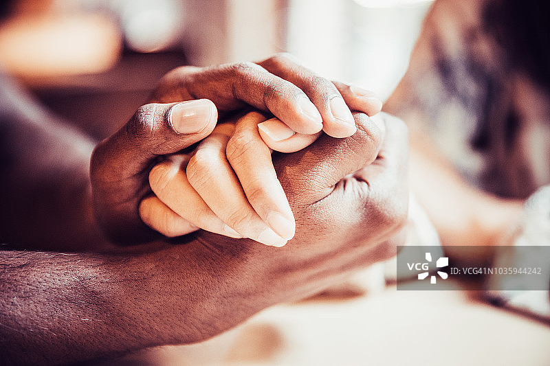 情侣手牵着手图片素材