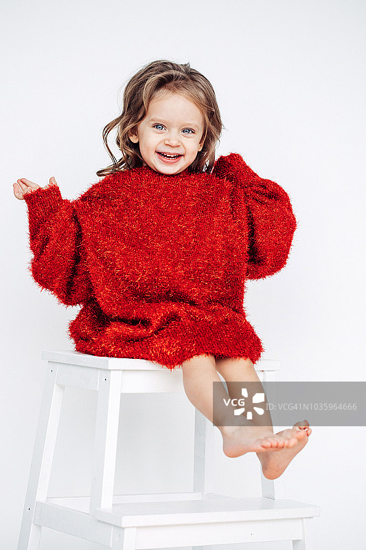 身穿毛衣的可爱女孩图片素材