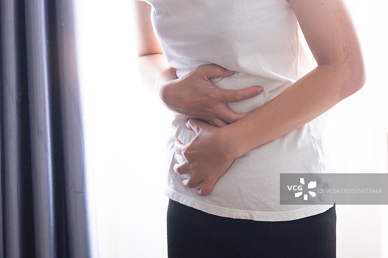 女人肚子痛图片素材