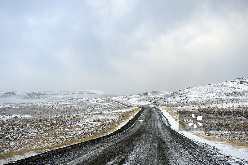 斯蒂基斯霍尔米附近的蜿蜒道路，位于冰岛西部斯奈山半岛图片素材