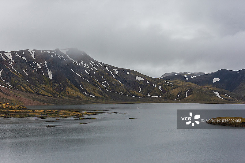 赫克拉火山附近的湖泊和雪山，冰岛Landmannalaugar图片素材