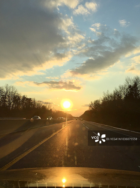 魔幻时刻：在高速公路上驶向日落图片素材