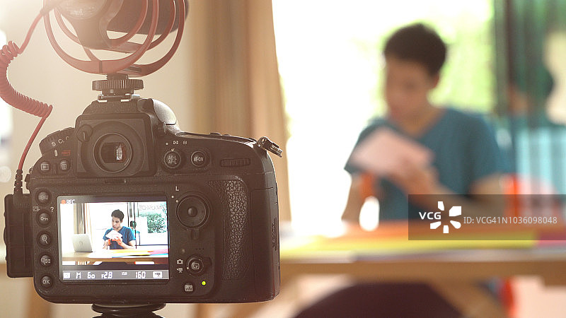 男人录制DIY物品准备视频图片素材