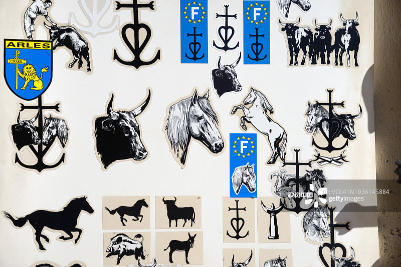 阿尔勒礼品店出售的卡马格纪念贴纸图片素材