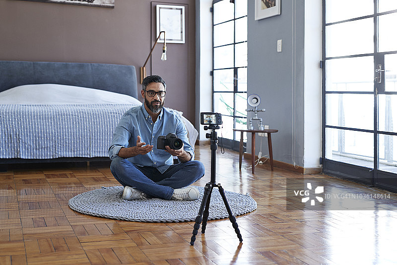 男性网红录制关于单反相机的视频博客图片素材