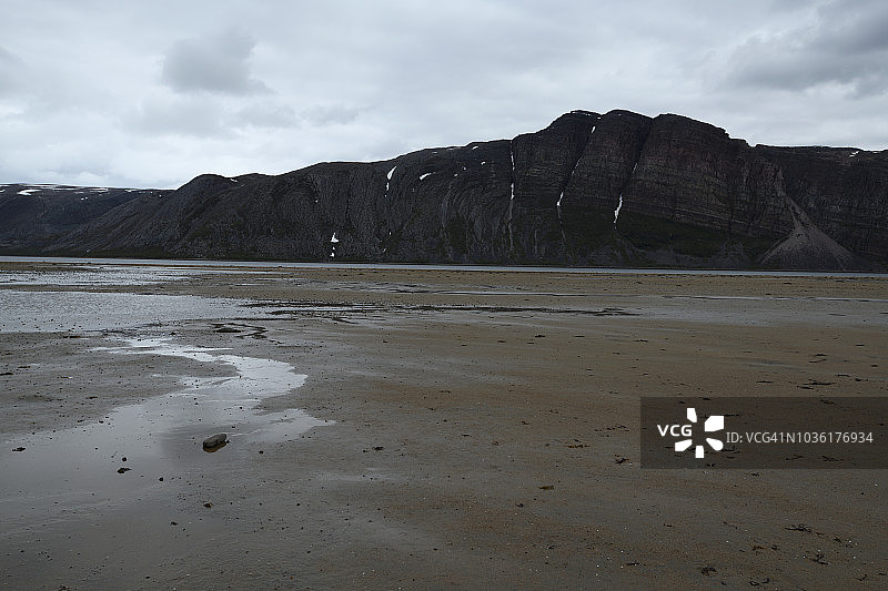 挪威北部奥斯特塔纳河口山景图片素材