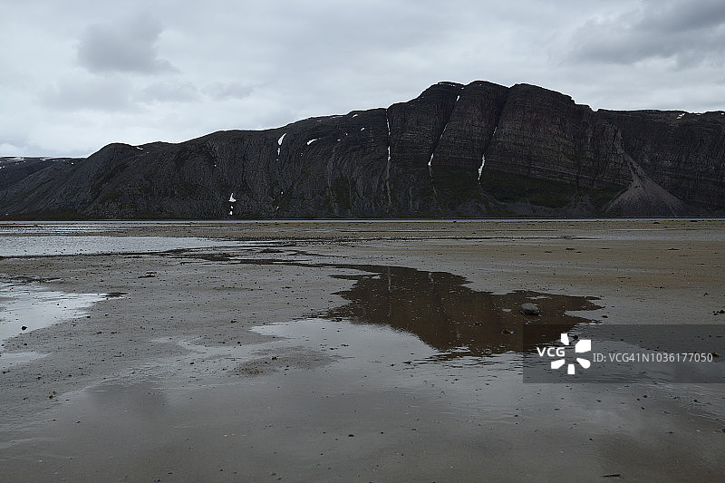 挪威北部奥斯特塔纳河口山景图片素材