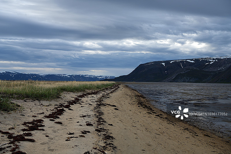 挪威北部奥斯特塔纳河口山景图片素材