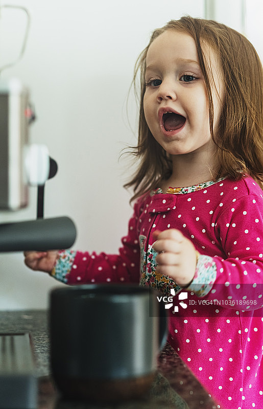 制作咖啡的女孩图片素材