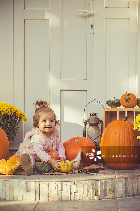 玩万圣节装饰的女孩图片素材