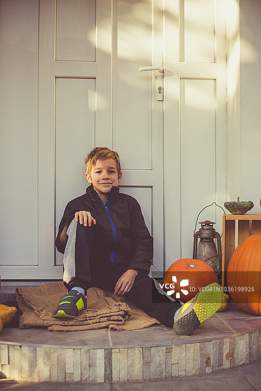 男孩在门口休息图片素材