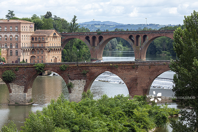 法国朗格多克阿尔比的塔恩河风光图片素材