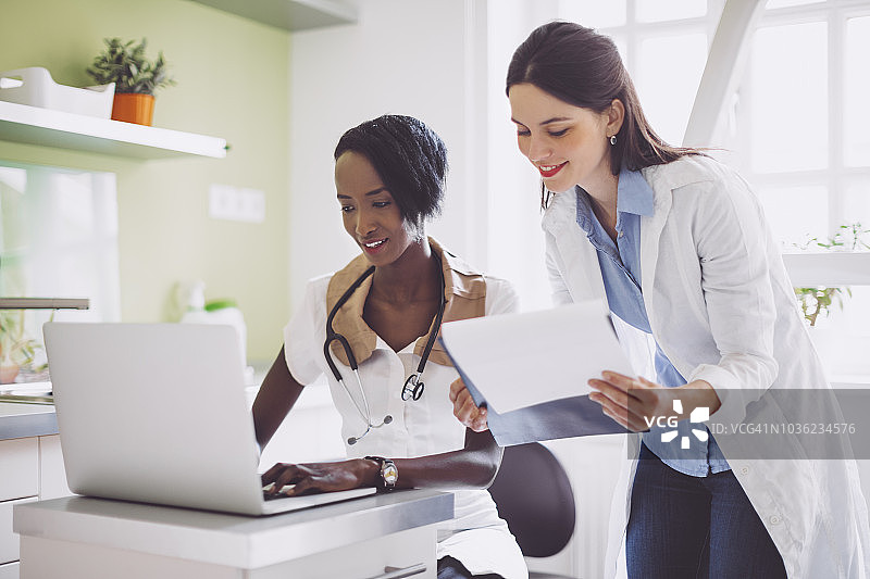 医生们一起检查医疗记录图片素材