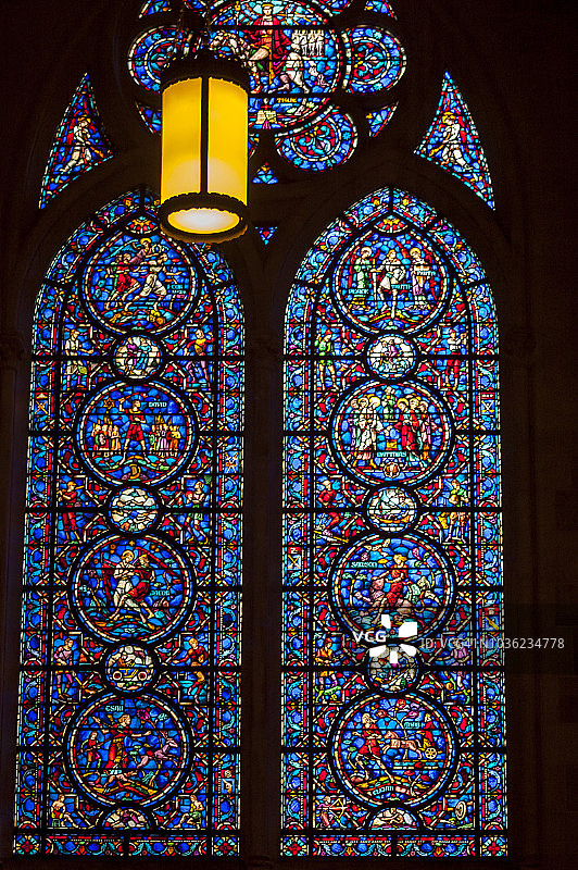 圣帕特里克大教堂的彩色玻璃窗图片素材