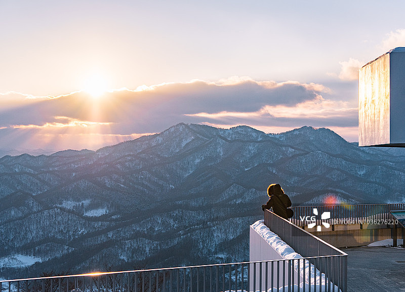 日本札幌藻岩山顶的日落与男人图片素材