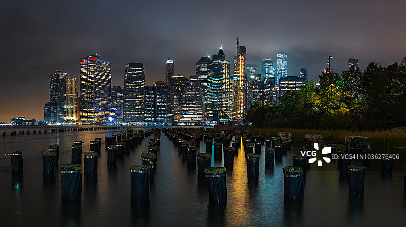 布鲁克林大桥与纪念之光图片素材