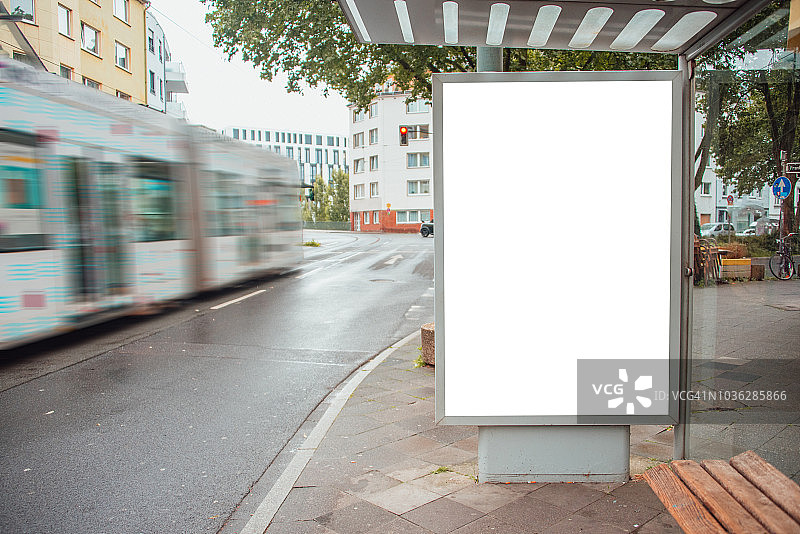 带有广告牌的有轨电车站图片素材