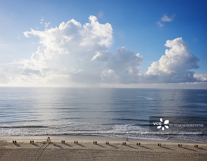 南卡罗来纳州默特尔比奇等待一天的沙滩椅和遮阳伞图片素材