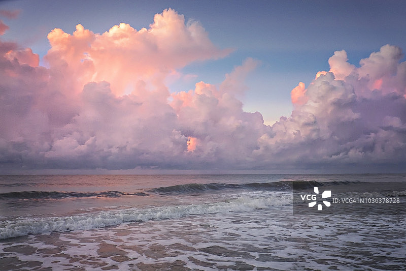 南卡罗来纳州默特尔海滩日出时分的海泡沫和粉色蓬松云彩图片素材