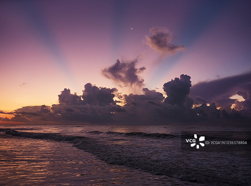 南卡罗来纳州默特尔海滩黎明前的粉色阳光图片素材