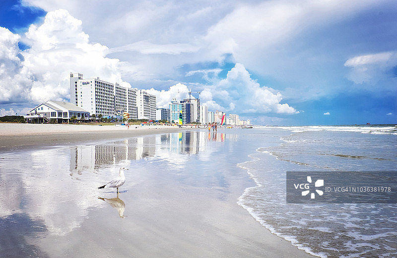 南卡罗来纳州默特尔海滩的蓝白色倒影图片素材