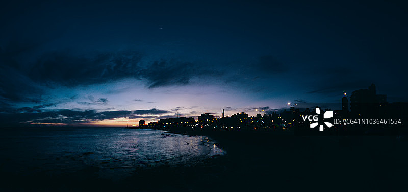 日落后蓝色时刻的乌拉圭蒙得维的亚海岸线和市中心景色图片素材