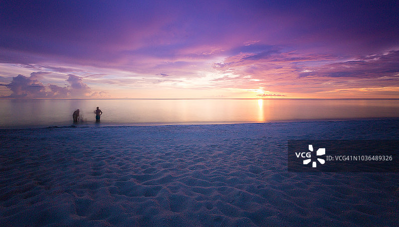 美国佛罗里达州那不勒斯海滩的壮丽日落图片素材