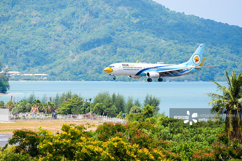 泰国飞鸟航空飞机在普吉国际机场降落图片素材